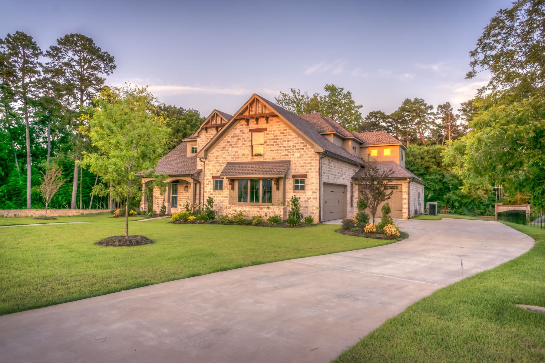 Façade en bois et menuiserie noire d’une maison rénovée avec soin