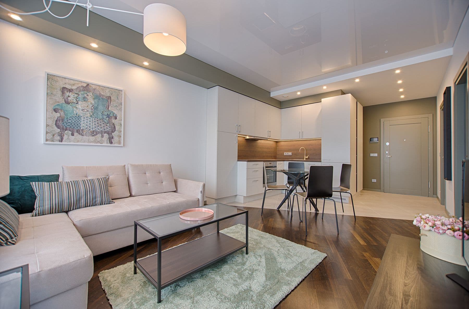 Appartement contemporain entièrement rénové, cuisine ouverte et matériaux qualitatifs